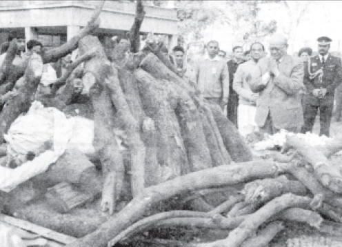 Former R&AW Chief, Sh. G.C. Saxena paying tribute to Late R.N. Kao at Nigambodh Ghat in New Delhi.